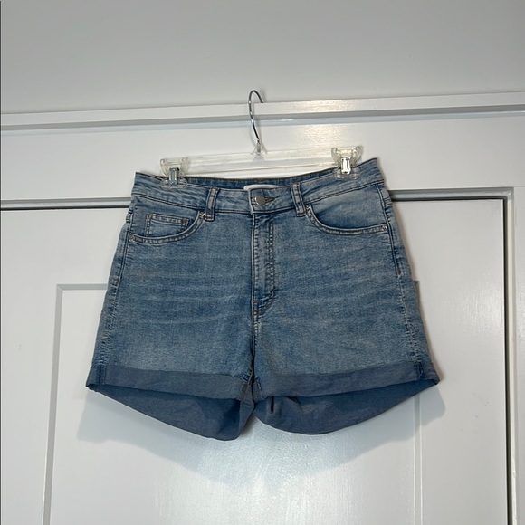 H&M Blue Jean Shorts with Cuffed Hem size 8. In great condition! - Picture 1 of 6